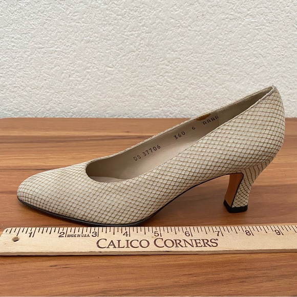 Vintage SALVATORE FERRAGAMO Nude Beige Micro Waffle Suede Heel Pumps Size 6 AAAA - Picture 10 of 15